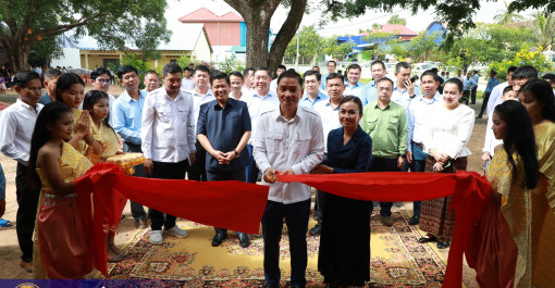 ឯកឧត្តម បណ្ឌិត តុប នេត ប្រធានក្រុមការងាររាជរដ្ឋាភិបាលចុះមូលដ្ឋានស្រុកស៊ីធរកណ្តាល តំណាងដ៏ខ្ពង់ខ្ពស់ ឯកឧត្តមអភិសន្តិបណ្ឌិត ស សុខា ប្រធានក្រុមការងាររាជរដ្ឋាភិបាលចុះមូលដ្ឋានខេត្តព្រៃវែង អញ្ជើញជាអធិបតីក្នុងពិធីសម្ពោធ